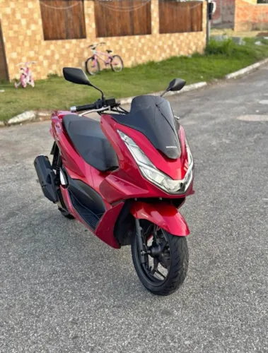 Honda PCX vermelha... Moto bem conservada com documento em dia no ponto pra transferir. 