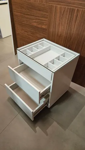 Gaveteiro com tampo em vidro
