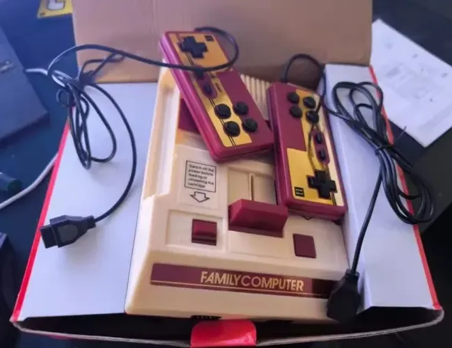 FamiClone Completo + 1 Cartucho de 145 in 1 + 2 controles NOVO