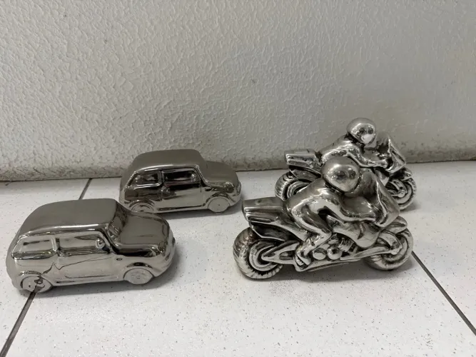Carrinho e moto decorativo