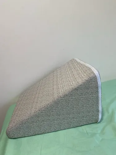 Travesseiro Triangular Anatômico Sem Uso