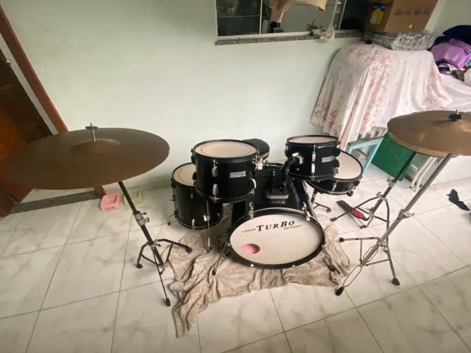 Bateria musical, poucas marcas de uso, ótima para iniciantes