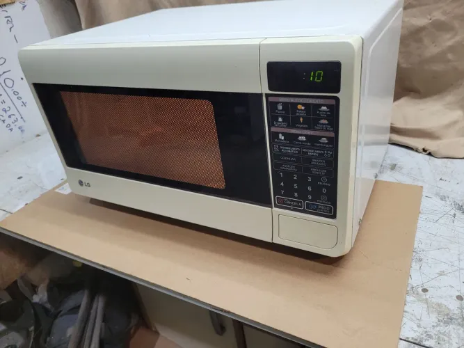 Forno micro-ondas usado tudo perfeito 