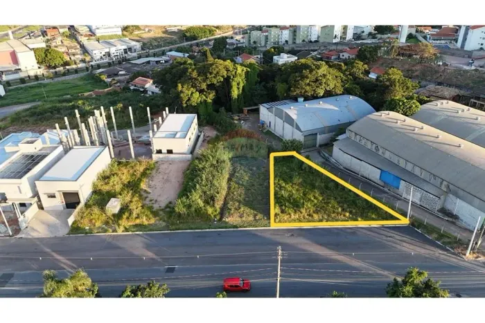 RE/MAX Casanova vende terreno comercial com 398 m² em Vinhedo/SP