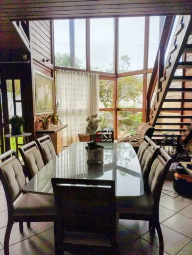 Casa estilo chalé para venda, possui 360 metros quadrados com 5 quartos em Interlagos, Vil