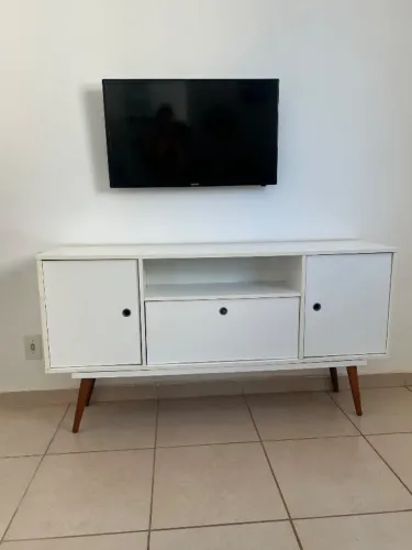 Rack Retrô Branco com Pés de Madeira