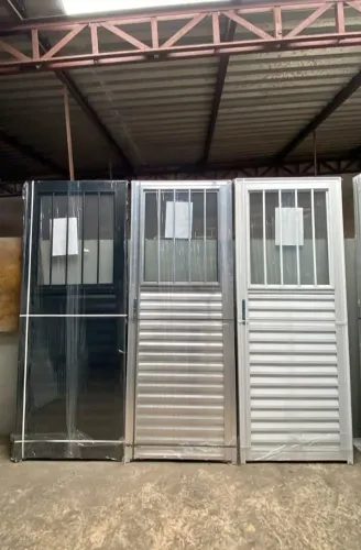 QUEIMA DE ESTOQUE!! PORTA SOCIAL COM JANELA E GRADE DE ALUMÍNIO NATURAL