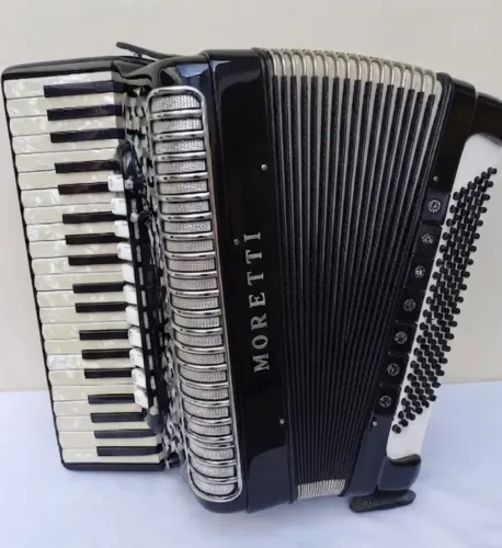 Acordeon Moretti 120 baixos 3/4 de voz oitavada