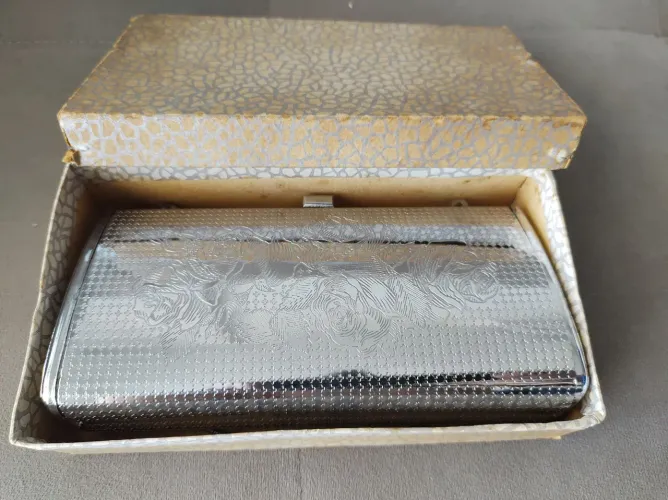 bolsa clutch clássica - anos 60 Metálica