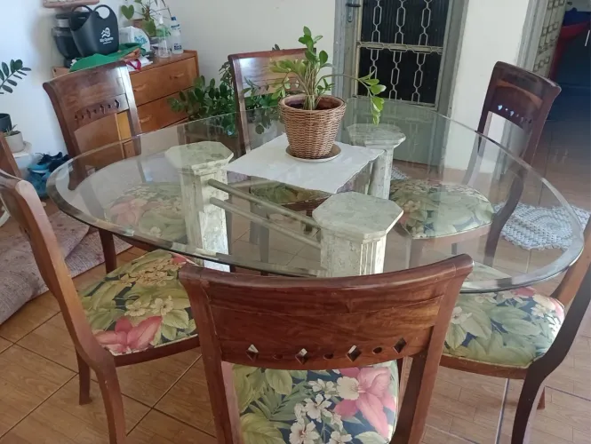 Mesa de vidro com cadeiras de Madeira