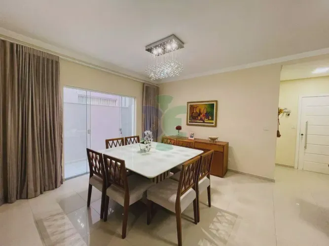 Sobrado para venda com 194 metros quadrados com 4 quartos em Jardim Crystal Park - Jacareí