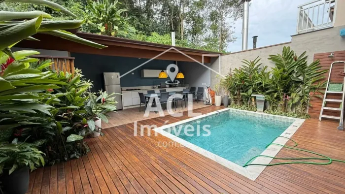 CASA EM CONDOMINIO A 300 MTS DA PRAIA COM 3 DORMITÓRIOS SENDO 1 SUITE, PISCINA PRIVE