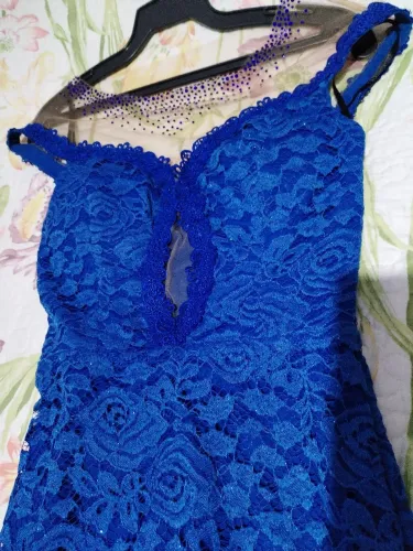 Vestido azul longo, bordado com flores, possui bojo.