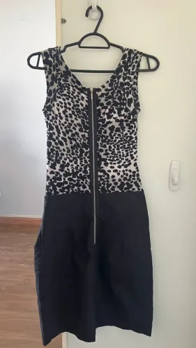 Vestido animal print com mesclas de tecidos preto!