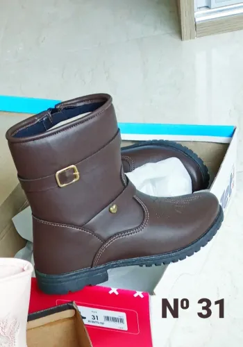 Bota infantil na cor café.