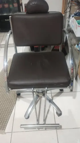 Vendo cadeira de barbeiro giratória 