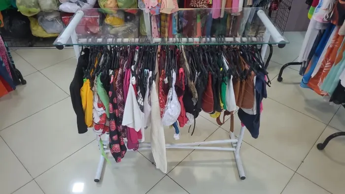 Mesa expositora loja. Tampo de vidro