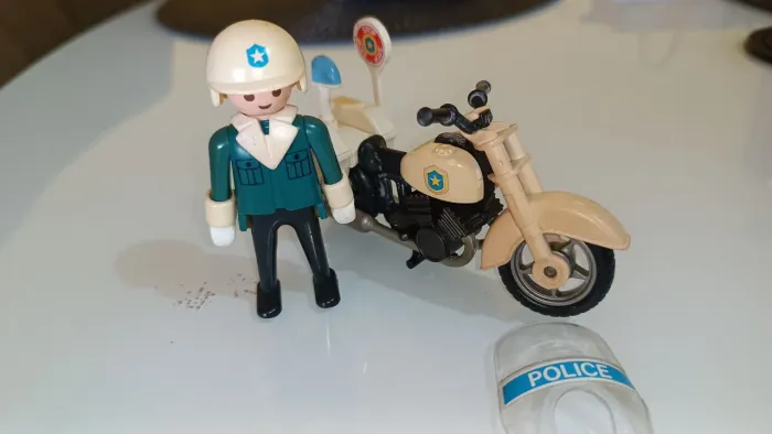 Motocicleta branca e policial da Playmobil - 1986