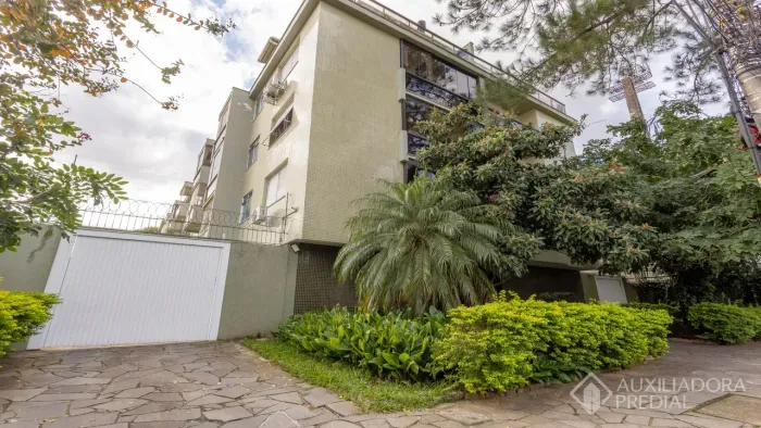 AMPLA E ENSOLARADA COBERTURA COM ELEVADOR E BOX - Porto Alegre - RS