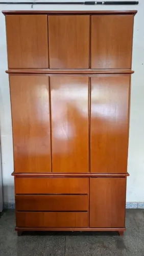 Guarda roupa de madeira maciça