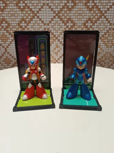 Conjunto Megaman e Zero bonecos decoração com base de apoio temático