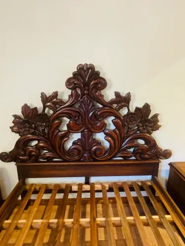 ? Conjunto de Quarto em Madeira Maciça - Estilo Clássico Entalhado