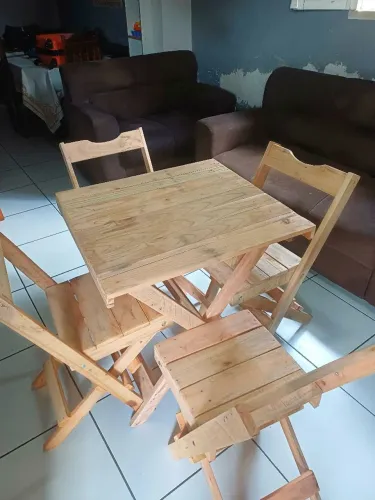 Mesa de madeira com 4 cadeira dobrável zap * retirada en Santa rita