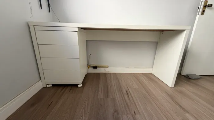 Mesa com gaveteiro sob medida