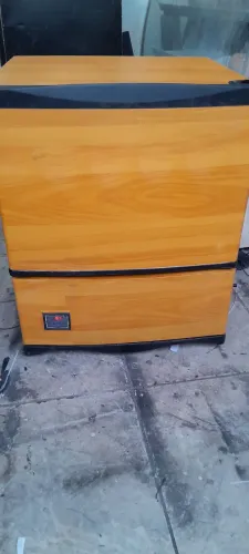 Geladeira pequena tipo frigobar