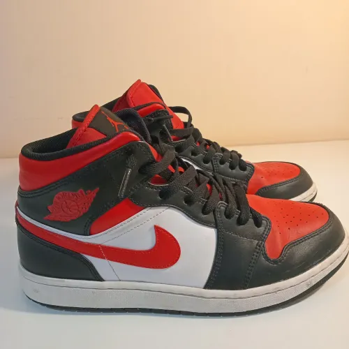 Vendo AJ1 Mid Bred Toe semi-novo. Vermelho/preto/branco. Pouco uso. Chama p/valor e Numera