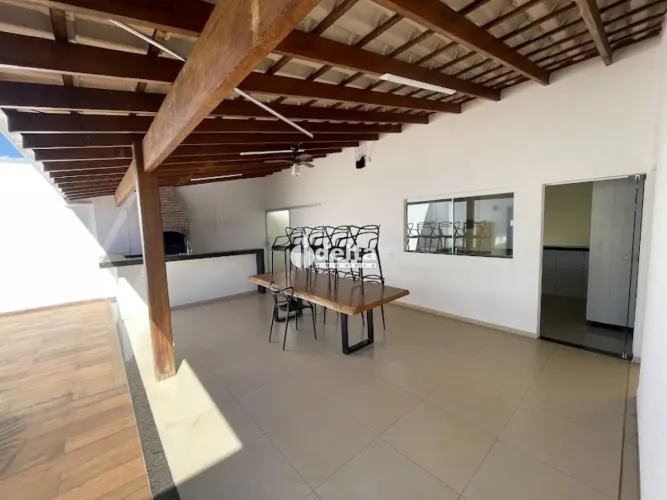 Casa com 3 quartos sendo 1 sute disponível para locação Jardim Europa em Uberlândia-MG