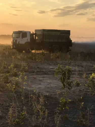 Caminhão 6x4 Rool on caixa de aplicação 