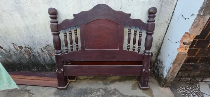 Cama de casal em madeira maciça