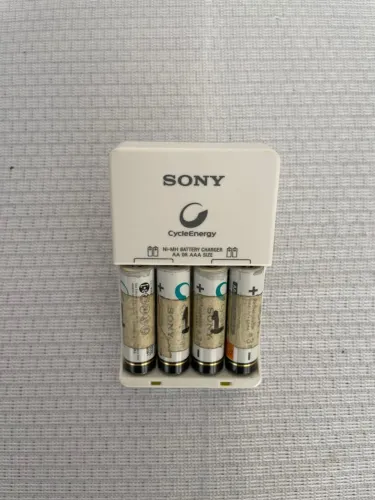 CARREGADOR SONY CYCLE ENERGY + PILHAS RECARREGÁVEIS
