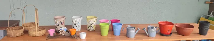 Kit vasos + cestas de vime + mini regadores + mini suporte para jardim