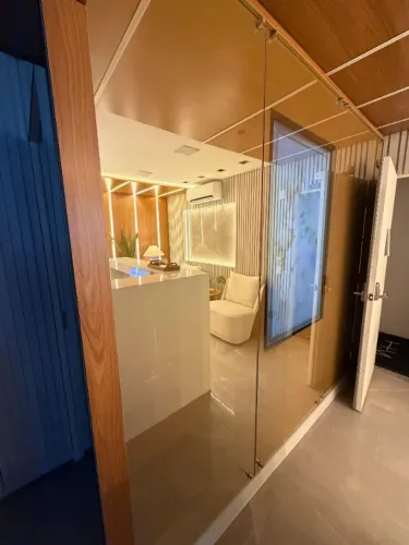 Divisória em vidro reflecta bronze alto padrão - ideal para clínicas e ambientes premium
