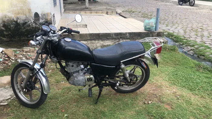 Suzuki Intruder 125, em dias no ponto de transferir.
