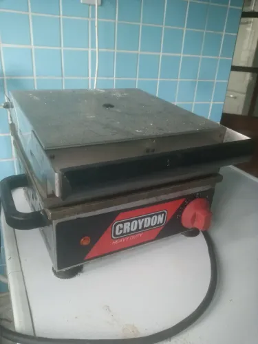Sanduicheira chapa estriada Croydon 220v