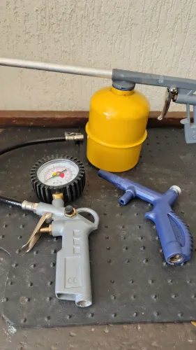 02 pistolas pulverizadoras 01 calibrador analógico, ambos para compressor.