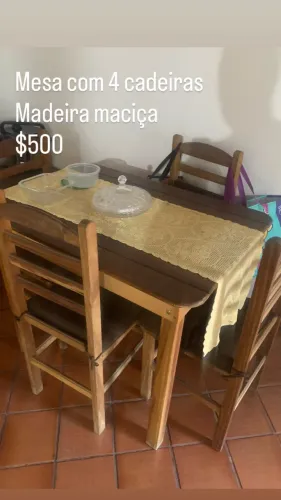 Jogo de mesa com 4 cadeiras