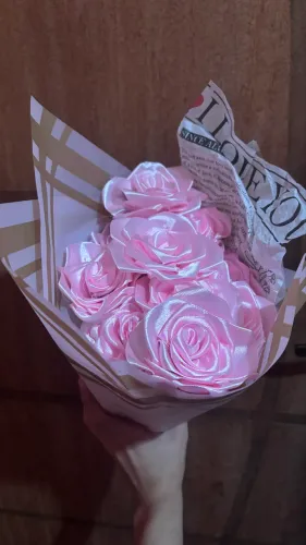 Buquê de cetim rosa, com 10 rosas