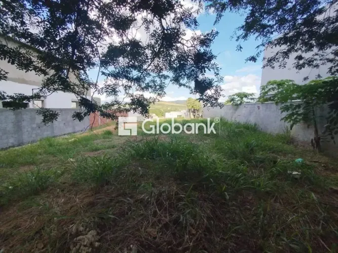 Lote à venda no condomínio Gran Royalle com 600m².