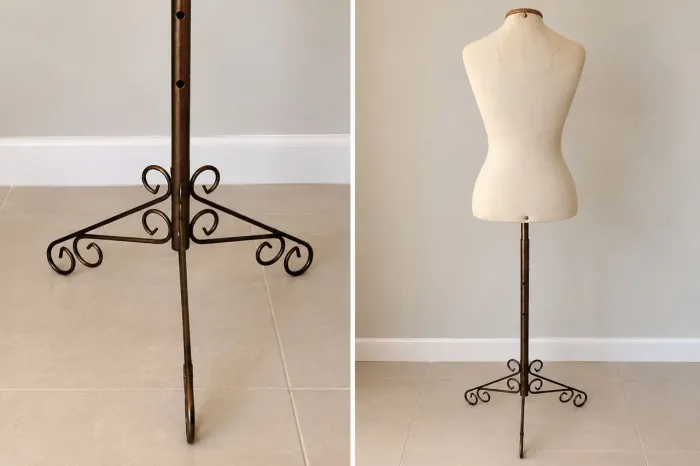 Manequim feminino de tecido com estrutura metálica e base de ferro trabalhada.