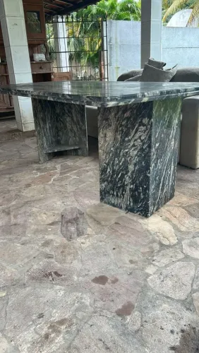 Mesa toda em mármore