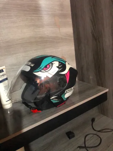 Capacete usado, bem conservado