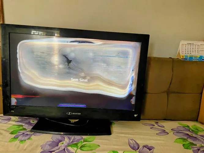 Tv buster 32 polegadas (tela com defeito)