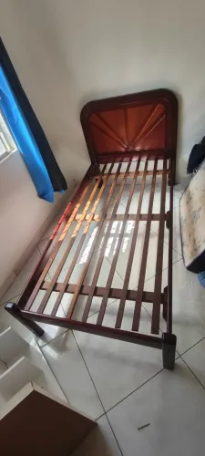 Cama de Solteiro em Madeira Maçiça - Vermelha Vinho