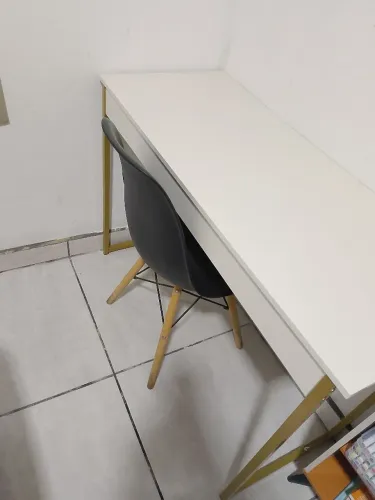 Vendo mesa e acompanha cadeira