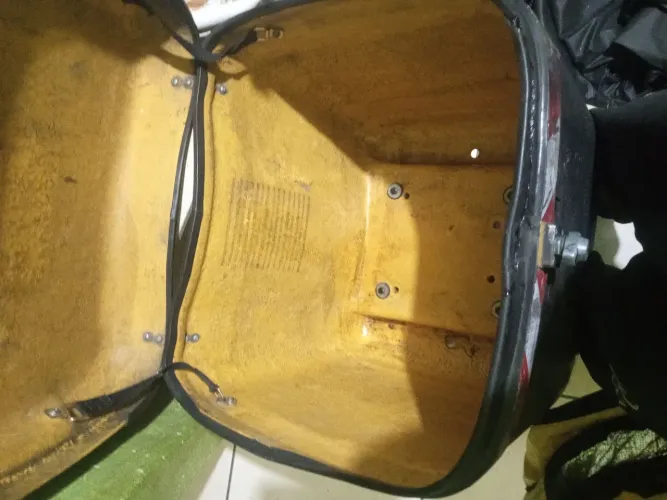 Vende se baú de moto