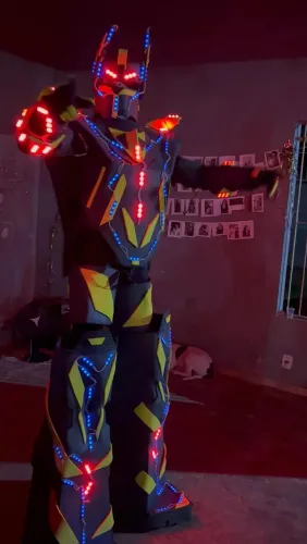 Robô de led com dois capacetes para venda R$ 2.900.00